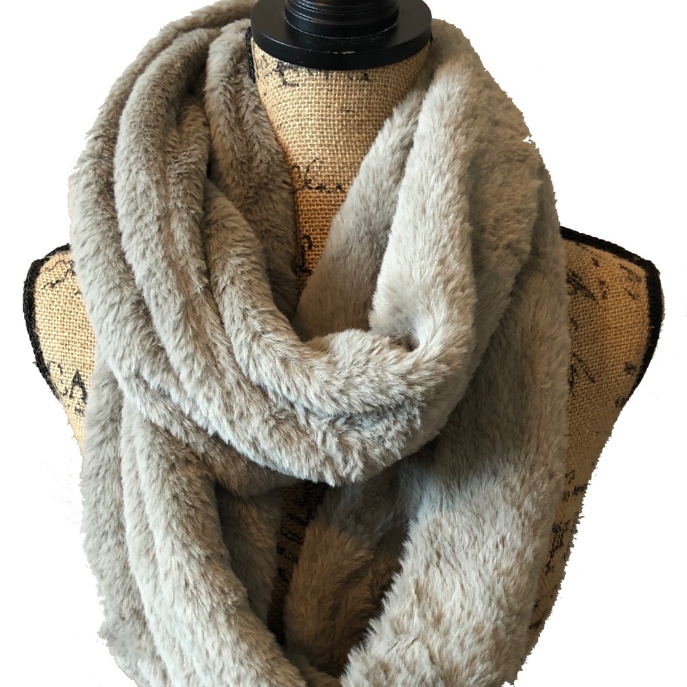 NWT  Infinity Scarf Deluxe  NEW!